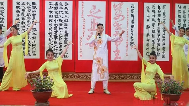 An art performance at the opening ceremony of a calligraphy exhibition at the Temple of Literature on October 2. (Photo: NDO/Giang Nam)
