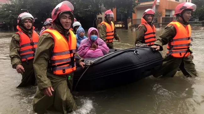 Local patients in Ha Tinh province taken to hospital on a lifeboat during the historic flooding in the central region. (Photo: NDO)