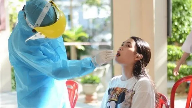 A health worker takes sample to conduct COVID-19 test (Photo: VNA)