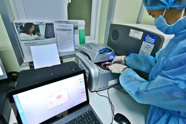 A medical worker conducts COVID-19 testing (Photo: VNA)