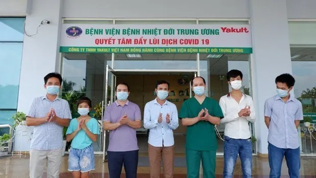 Seven COVID-19 patients at the National Hospital of Tropical Diseases are given the all-clear. (Photo: VNA)