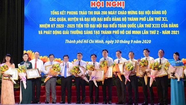 Outstanding collectives presented with certificates of merit at the ceremony in recognition of their excellent performances during the 200-day emulation movement. (Photo: hcm.gov.vn)