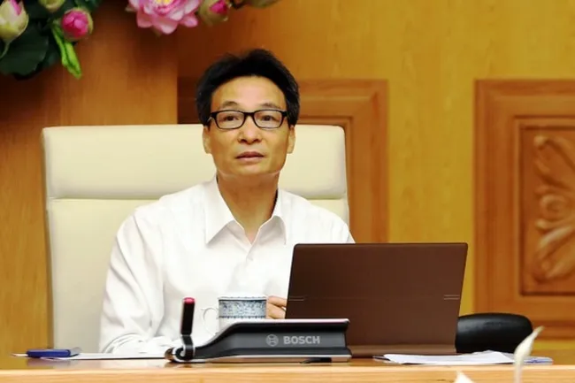 Deputy PM Vu Duc Dam warns about possible virus risks in community at a review meeting October 3.