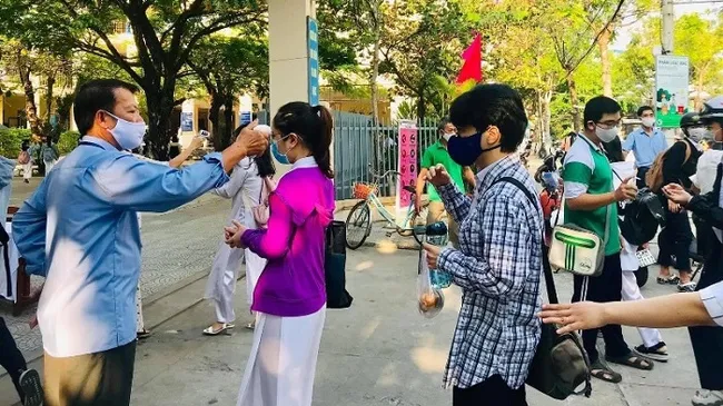 Students from Tran Phu High School in Da Nang have their body temperatures checked before entering the school. (Photo: Tran Phu High School)