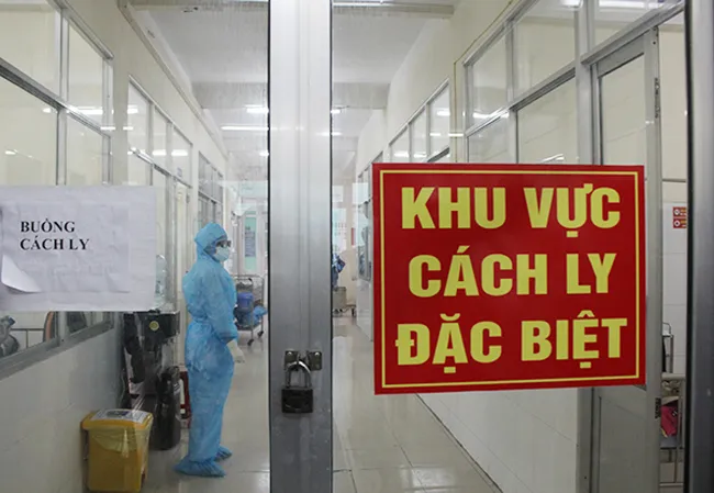 Severely ill COVID-19 patients are transfered to restricted areas in hospital for intensive care. (Illustrative photo by SK&DS).