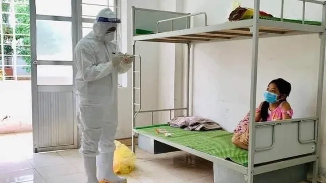 A medical worker checking a patient's health at Hai Duong Hospital for Tropical Diseases. (Photo: NDO)