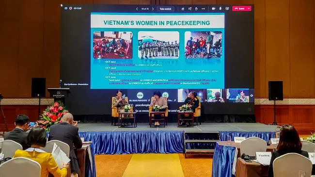 A female representative from the Vietnam Peacekeeping Force (L) talks about the contributions as well as difficulties and determination of Vietnamese blue beret female soldiers during their deployment in UN peacekeeping missions in South Sudan and the Central African Republic. (Photo: NDO)