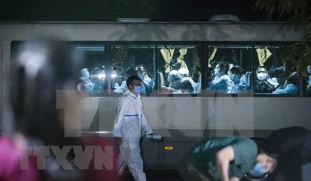 A bus transporting newly arriving passengers to their quarantine facility (Photo: VNA)