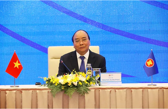 Vietnamese Prime Minister nguyen Xuan Phuc chairs the November 15 press briefing on the outcome of the 37th ASEAN Summit and related meetings. (Photo: VNA)