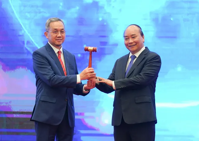 Prime Minister Nguyen Xuan Phuc of Vietnam passes on the ASEAN Chairmanship gavel to Brunei ambassador to Vietnam Pengiran Haji Sahari bin Pengiran Haji Salleh, in Hanoi on November 15.Vietnamese PM nguyen Xuan Phuc addresses the closing ceremony of the 37th ASEAN Summit and related meetings, wrapping up a successful year for Vietnam in its role as the ASEAN Chair. (Photo: VGP)