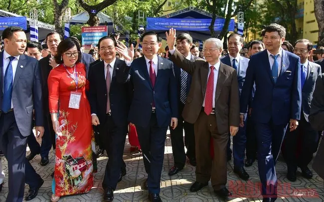 Party General Secretary and State President Nguyen Phu Trong (second from right) attends 70th founding anniversary of Nguyen Gia Thieu High School.