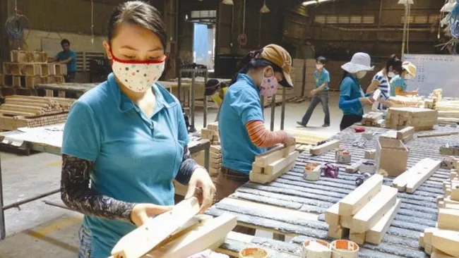 In this difficult situation, the Vietnamese business community has once again proven its bravery, self-reliance, and perseverance in finding opportunities to survive and develop.