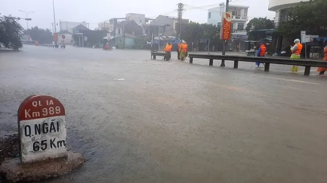A section of National Highway 1A from Ky Ly to Quan Go in Quang Nam Province is deeply flooded. (Photo: NDO/Quoc Viet)