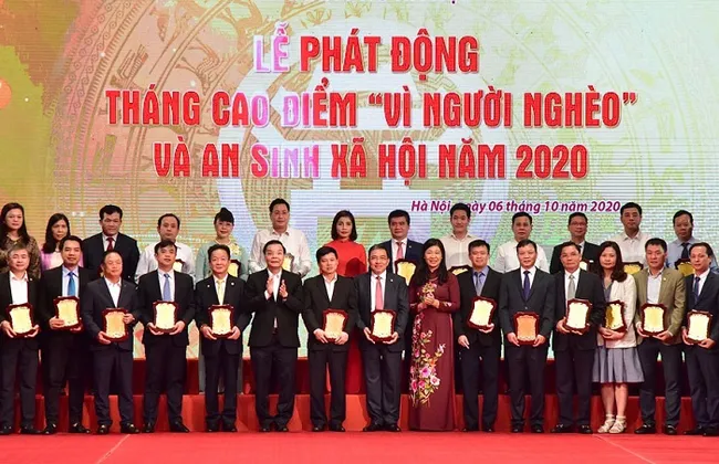 Hanoi's leaders receive donations from units to the city's Fund for the Poor. (Photo: HNM)