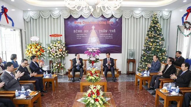 VFF President Tran Thanh Man extend his Christmas greetings to Pastor Nguyen Huu Mac. (Photo: Dai Doan Ket)