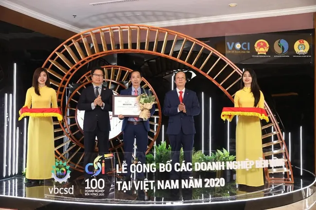 Mr. Tang Van Hoi – Production Director of CRVC received the certificate of CSI Award from Mr. Vu Tien Loc – Chairman of Vietnam Chamber of Commerce and Industry (VCCI) and Mr. Vo Tuan Nhan – Deputy Minister of Ministry of Natural Resource and Environment (MONRE)