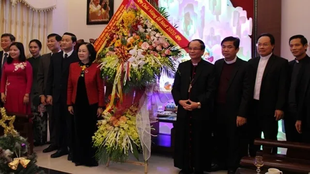 Politburo member Truong Thi Mai visits the Thanh Hoa Province Diocese and extends her Christmas greetings to local Catholics.
