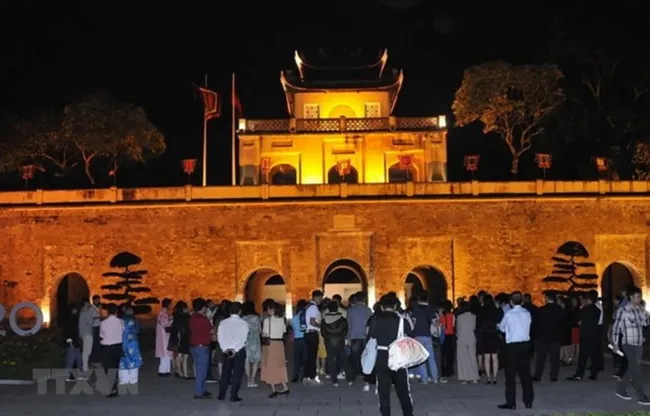 A tour to the ancient citadel of Hoang Thanh at night (Photo: VNA)