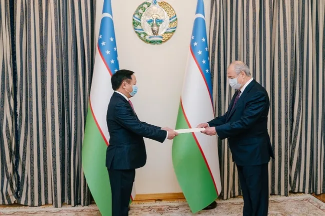 Vietnamese Ambassador to Russia and Uzbekistan Ngo Duc Manh presents his credentials to Uzbek Foreign Minister Abdulaziz Kamilov. (Photo: NDO)