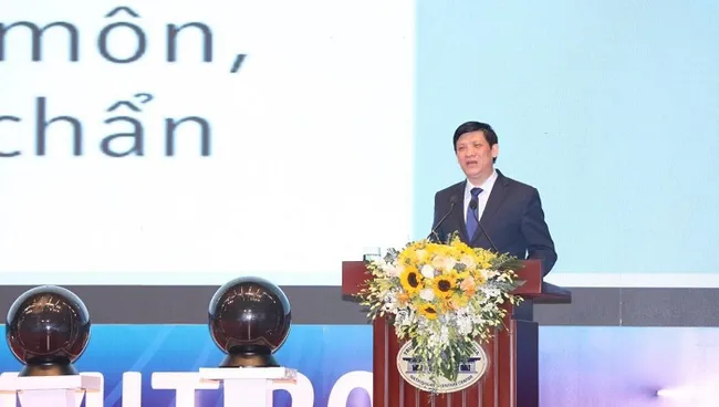 Minister of Health Nguyen Thanh Long speaks at the conference. (Photo: suckhoedoisong.vn)