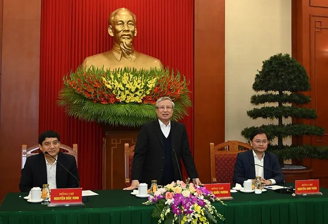Politburo member Tran Quoc Vuong speaking at the meeting