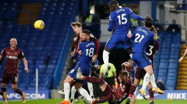 Chelsea's Kurt Zouma scores their second goal. (Photo: Pool via REUTERS/Matthew Childs)