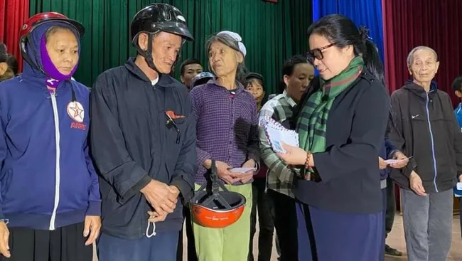 Mai Thao, a resident in Tu Lien ward, Tay Ho district presents gifts to flood hit people. (Photo: NDO)