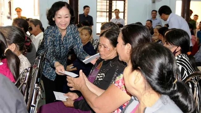 Politburo member Truong Thi Mai presents gifts flood-hit residents in Huong Tra town, Thua Thien Hue province.