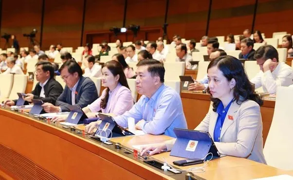 Legislators press buttons to vote on the resolution on State budget estimate for 2021 on November 12 (Photo: VNA)