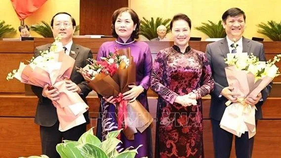 National Assembly Chairwoman Nguyen Thi Kim Ngan (second, from right) congratulates newly appointed Minister of Science and Technology Huynh Thanh Dat (first, from left), State Bank Governor Nguyen Thi Hong (second, from left), and Minister of Health Nguyen Thanh Long (Photo: VNA)