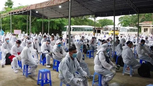 Receiving Vietnamese citizens returning from abroad (Photo: VNA)