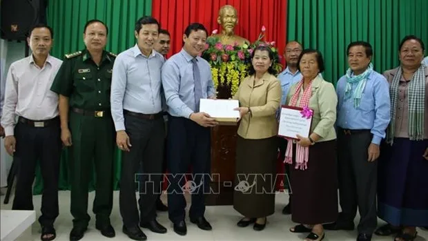 Vice Chairman of the Long An People’s Committee Pham Tan Hoa (L) receives the aid from Cambodian Deputy Prime Minister Men Sam An (R) (Photo: VNA)