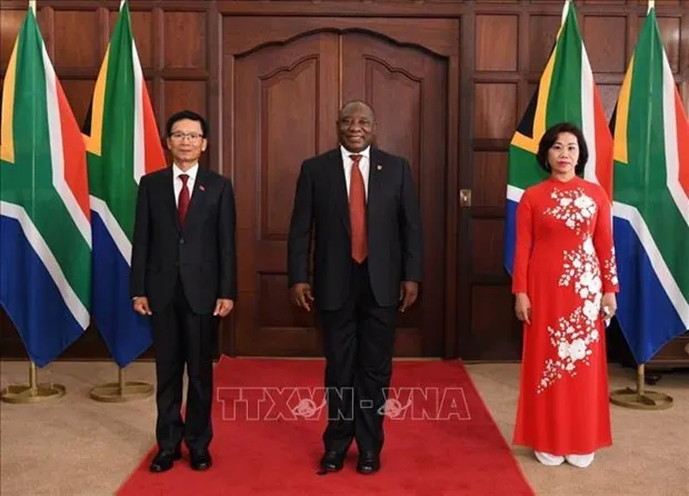 Vietnamese Ambassador to South Africa Hoang Van Loi and his spouse pose for a photo with President of South Africa Cyril Ramaphosa (centre) (Photo: VNA)