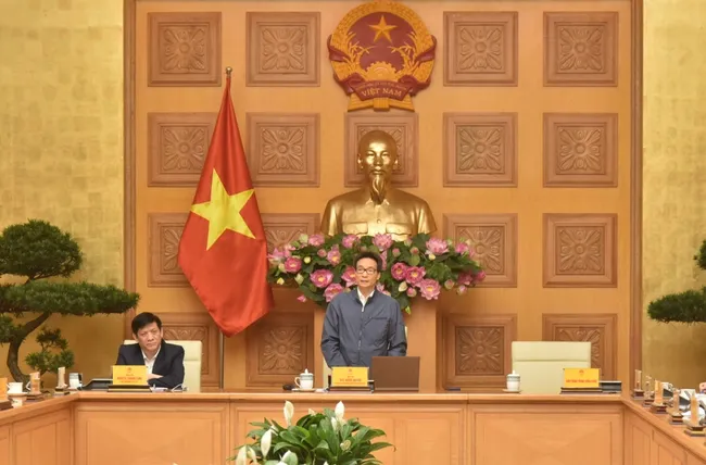 Deputy Prime Minister Vu Duc Dam, Head of the National Steering Committee for COVID-19 Prevention and Control speaks at the meeting