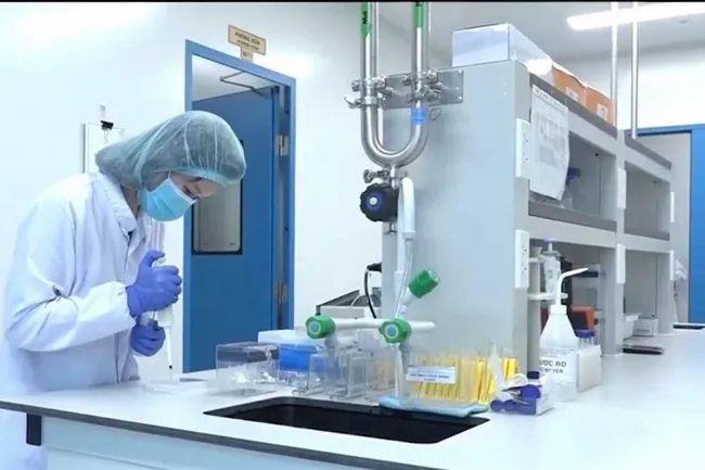 A Nanogen Pharmaceutical Biotechnology JSC expert is evaluating the safety and efficiency of its COVID-19 vaccine on animals in the lab. (Photo: courtesy of nanogen).