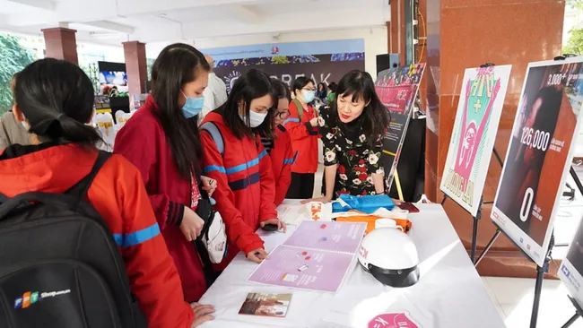Young visitors attend the exhibition in Hanoi on December 7. (Photo: USAID)