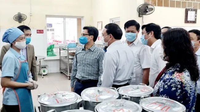 Deputy Prime Minister Vu Duc Dam (C, in caro line t-shirt) inspects the COVID-19 prevention and control at Quang Ninh Ethnic Boarding School. (Photo: NDO/Quang Tho)