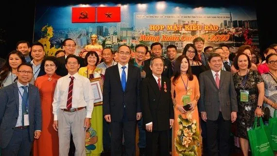 HCMC Party Secretary Nguyen Thien Nhat and overseas Vietnamese (Photo: SGGP)