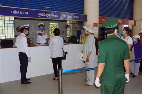 Tourists receive temperature screening at Ha Tien border gate in Kien Giang (Photo: VNA)