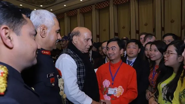 Indian Minister of Defence Rajnath Singh (third from left) meets with the Vietnamese delegation at the exchange programme (Photo: VNA)