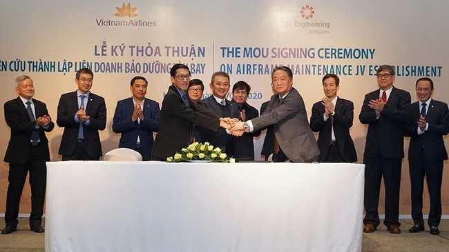 The signing ceremony between Vietnam Airlines and ST Engineering Aerospace