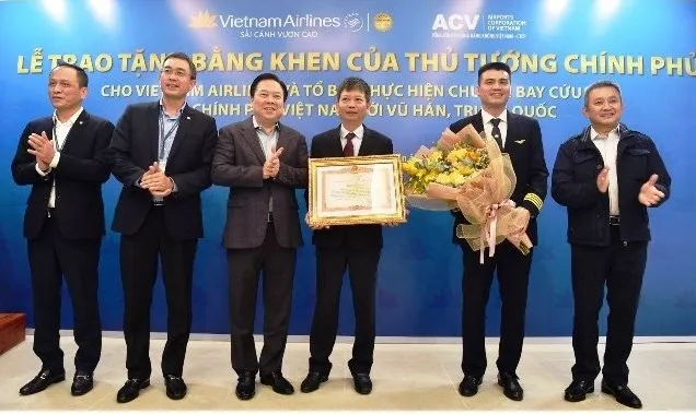 The Vietnam Airlines crew operating a recent special flight to Wuhan receives the Prime Minister’s certificate of merit.