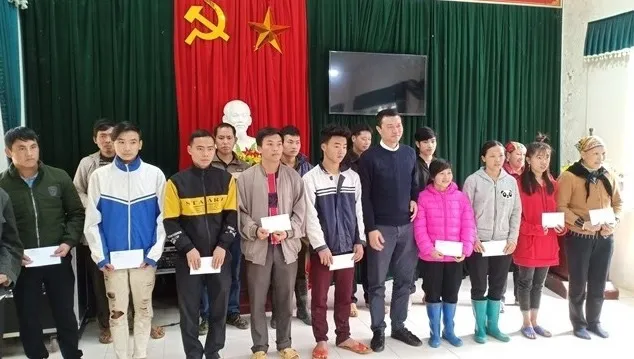 Representative of Nhan Dan Newspaper presents gifts to poor households.