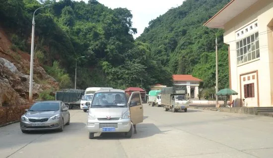 PM agreed to continue export-import activities and trading of goods via Coc Nam border gate in Lang Son province. (Photo: bienphong.com.vn)