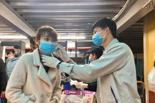 Vinh Phuc Province’s workers have their body temperature measured in the prevention and control of COVID-19 epidemic. Vietnam’s efforts to prevent the coronavirus spread have been praised by WHO. (Photo: NDO/Duc Tung)
