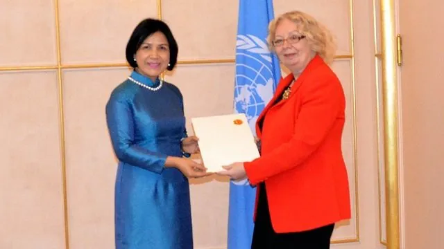 Ambassador Le Thi Tuyet Mai (L) presents her credentials to Director-General of the UN Office Tatiana Valovaya. (Photo: VNA)