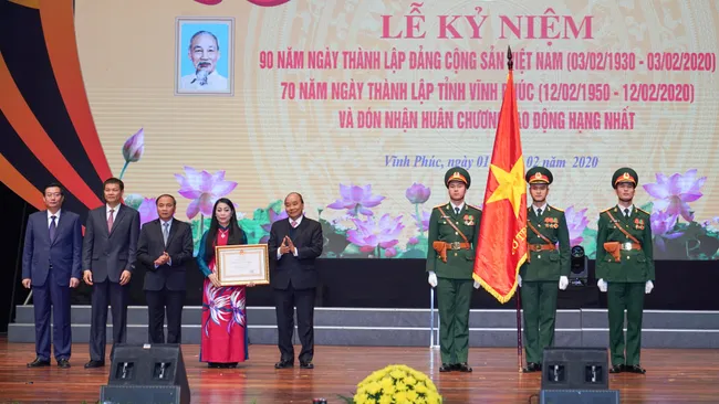 PM Nguyen Xuan Phuc presents the Labour Order (first class) to the authorities and people of Vinh Phuc province. (Photo: VGP)