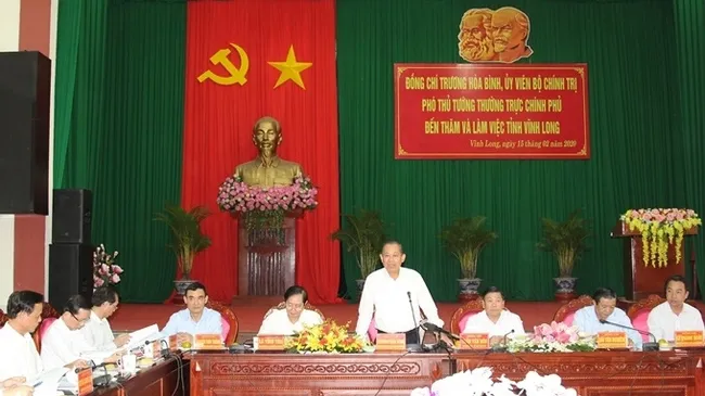 Deputy PM Truong Hoa Binh speaking at the working session with leaders of Vinh Long province