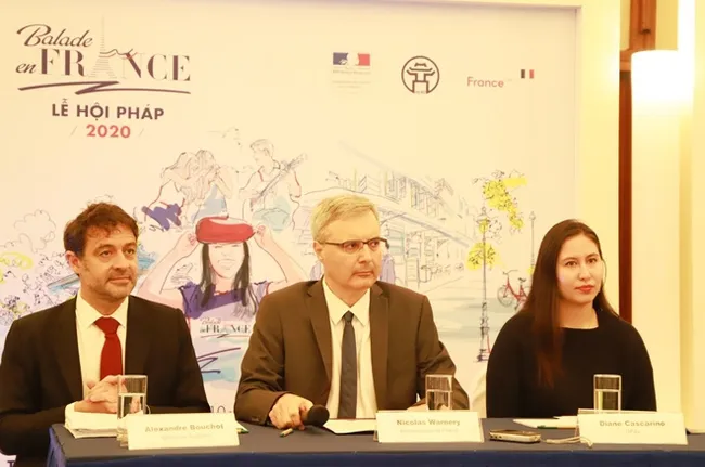 French Ambassador to Vietnam Nicolas Warnery (C) at the press conference. (Photo: cand.com.vn)