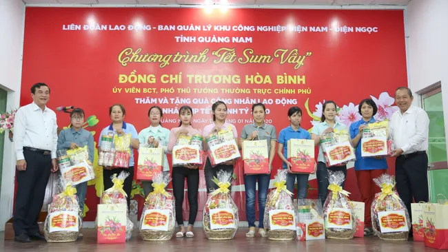 Permanent Deputy Prime Minister Truong Hoa Binh presents Tet gifts to disadvantaged workers in Quang Nam province on January 7. (Photo: VGP)